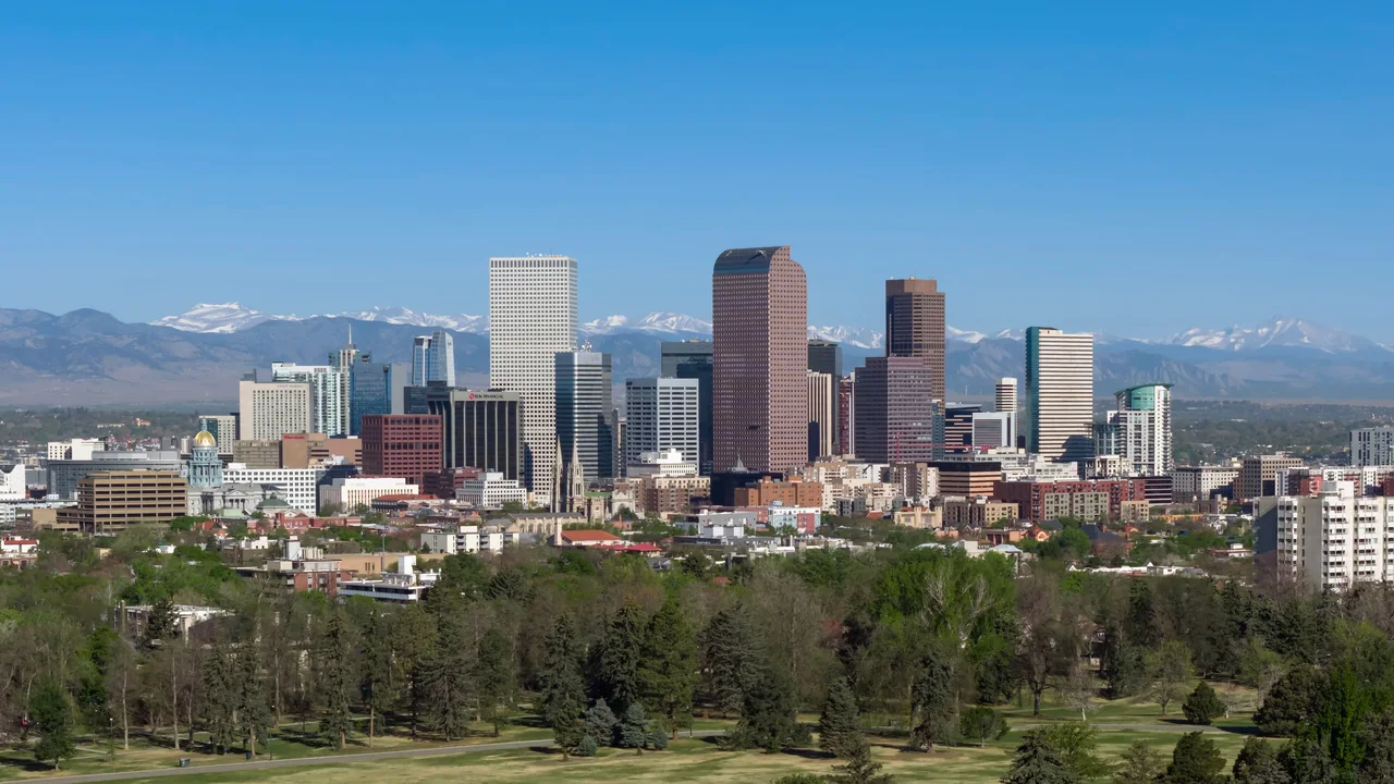 Denver con las Montañas Rocosas al fondo (Colorado)