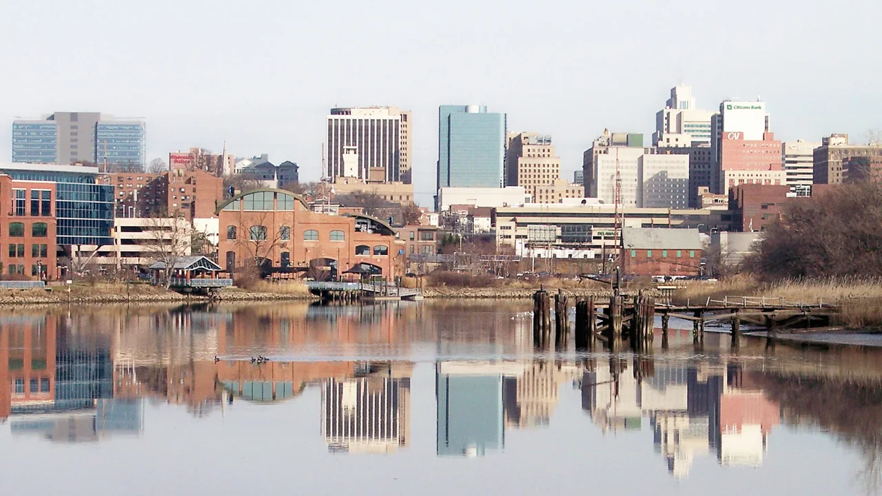 Skyline de Wilmington reflejado en el río Christina (Delaware)
