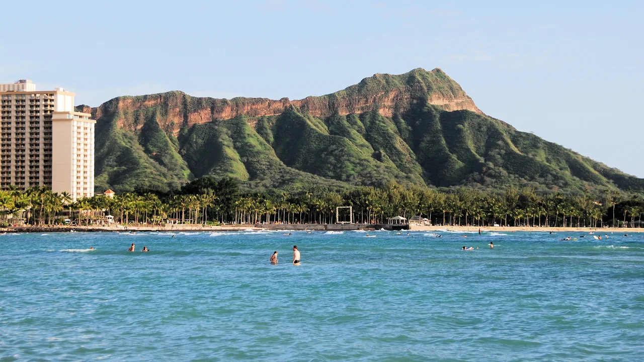 Diamond Head desde la playa de Waikiki, Honolulu (Hawái)
