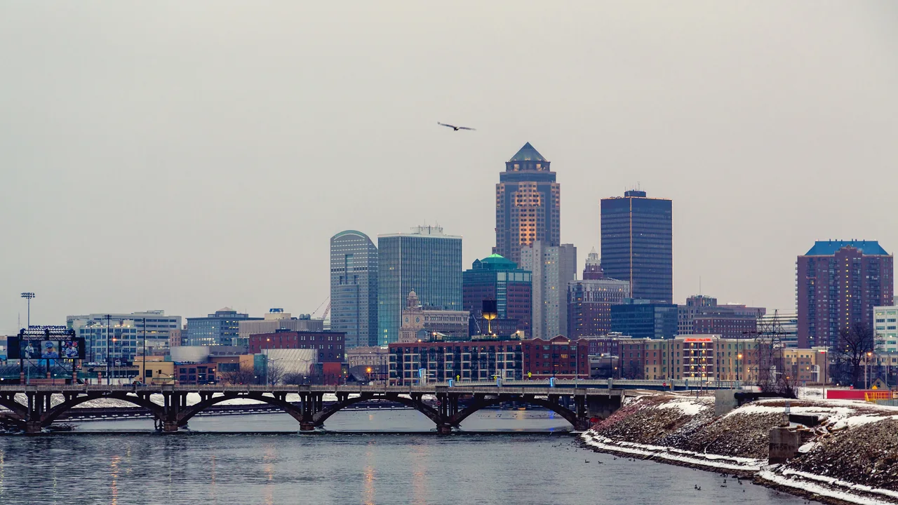 Skyline de Des Moines sobre el río Des Moines (Iowa)