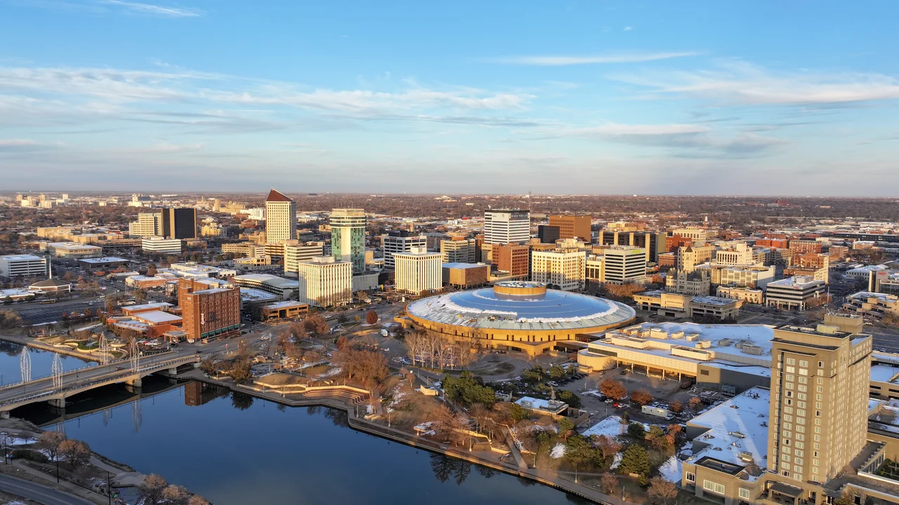 Wichita y el río Arkansas (vista aérea) (Kansas)