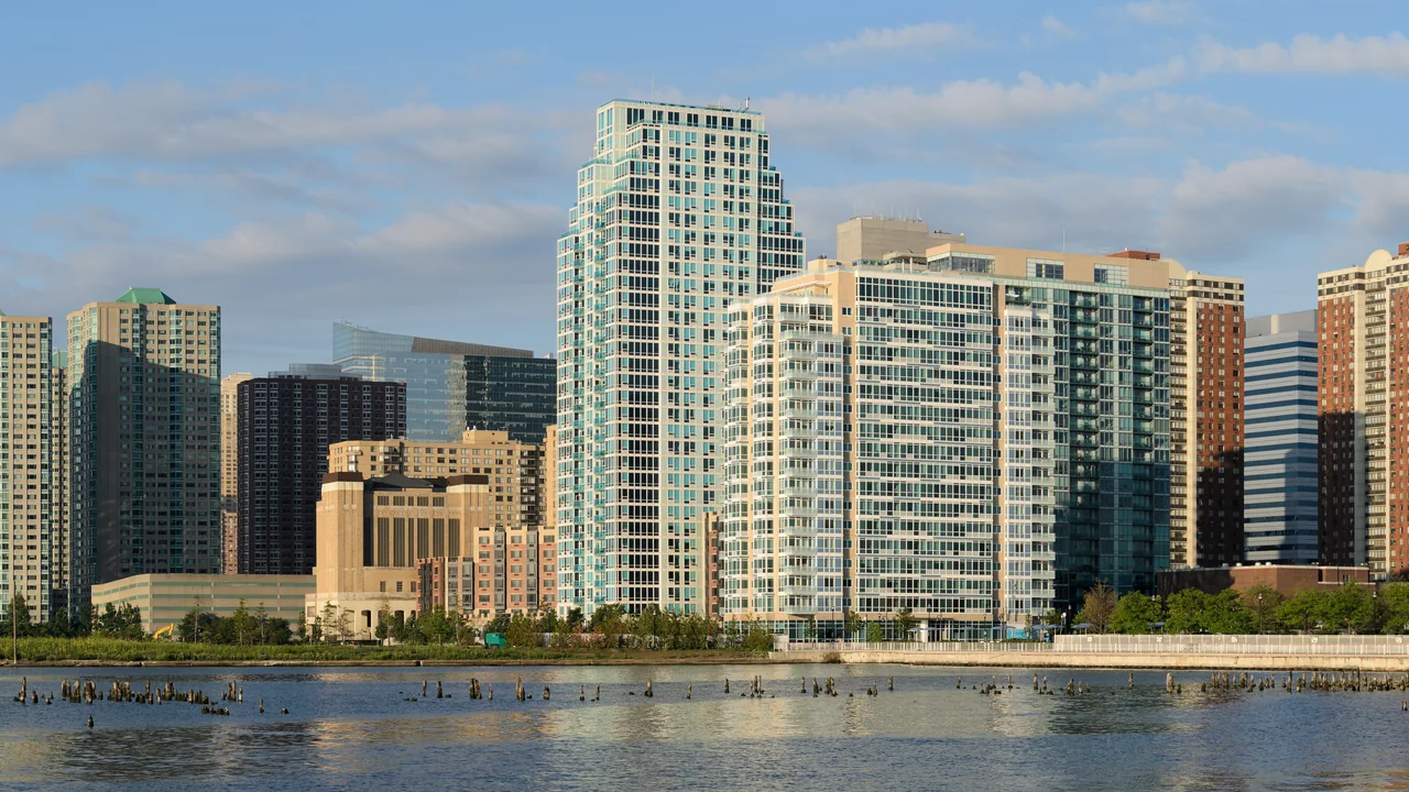 Skyline de Jersey City (Newport) desde el río Hudson (Nueva Jersey)