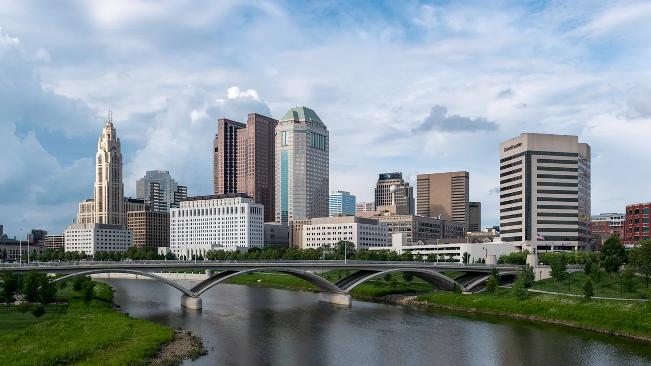 Skyline de Columbus desde el puente de Main Street (Ohio)