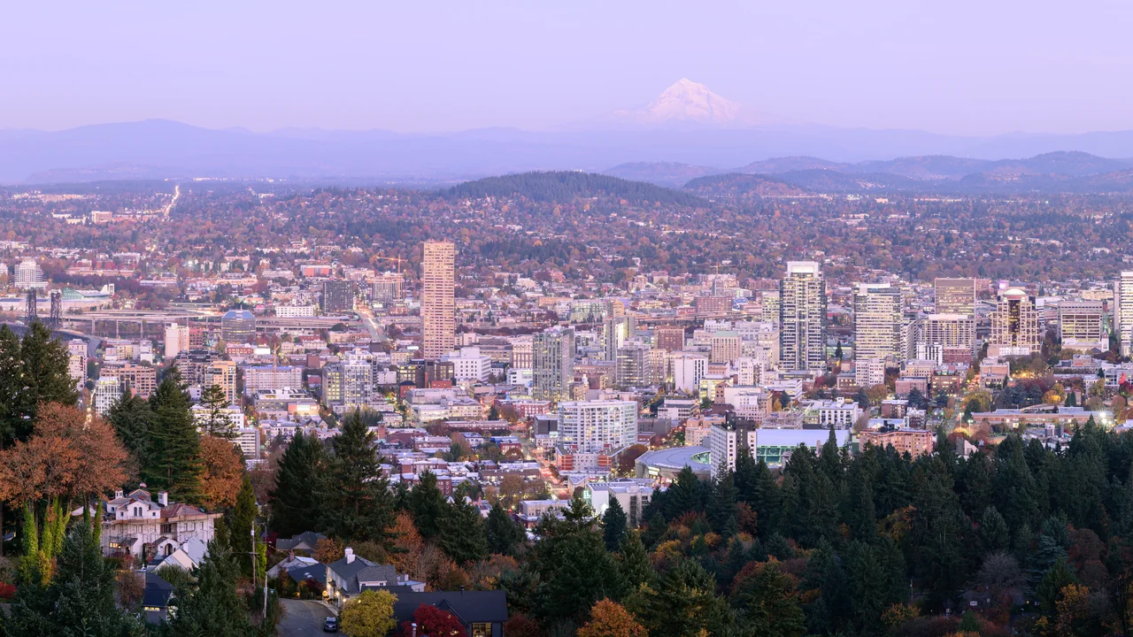 Portland y el monte Hood desde Pittock Mansion (Oregón)