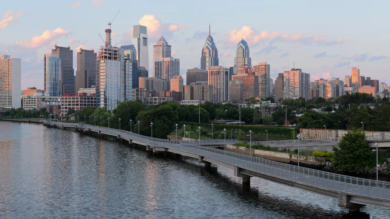 Skyline de Filadelfia desde el puente de South Street (Pensilvania)