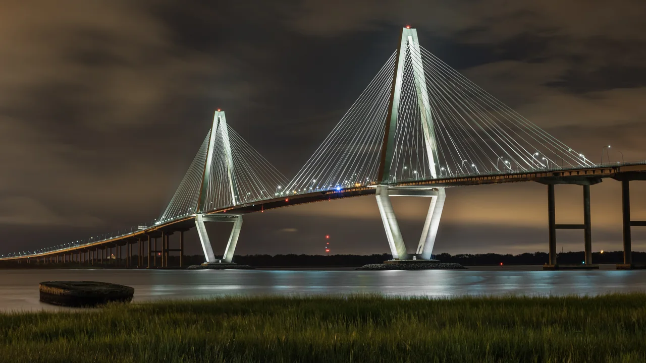 Puente Arthur Ravenel Jr., Charleston, al anochecer (Carolina del Sur)