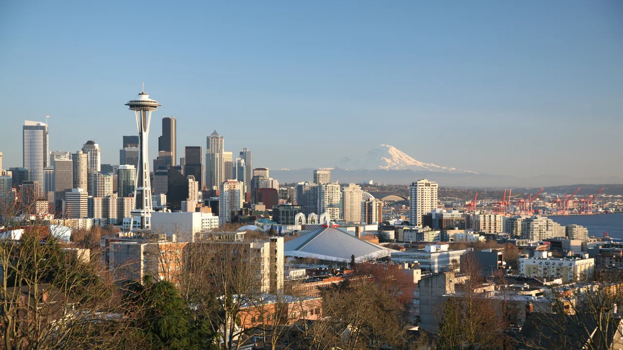 Seattle con la Space Needle y el monte Rainier (Washington)