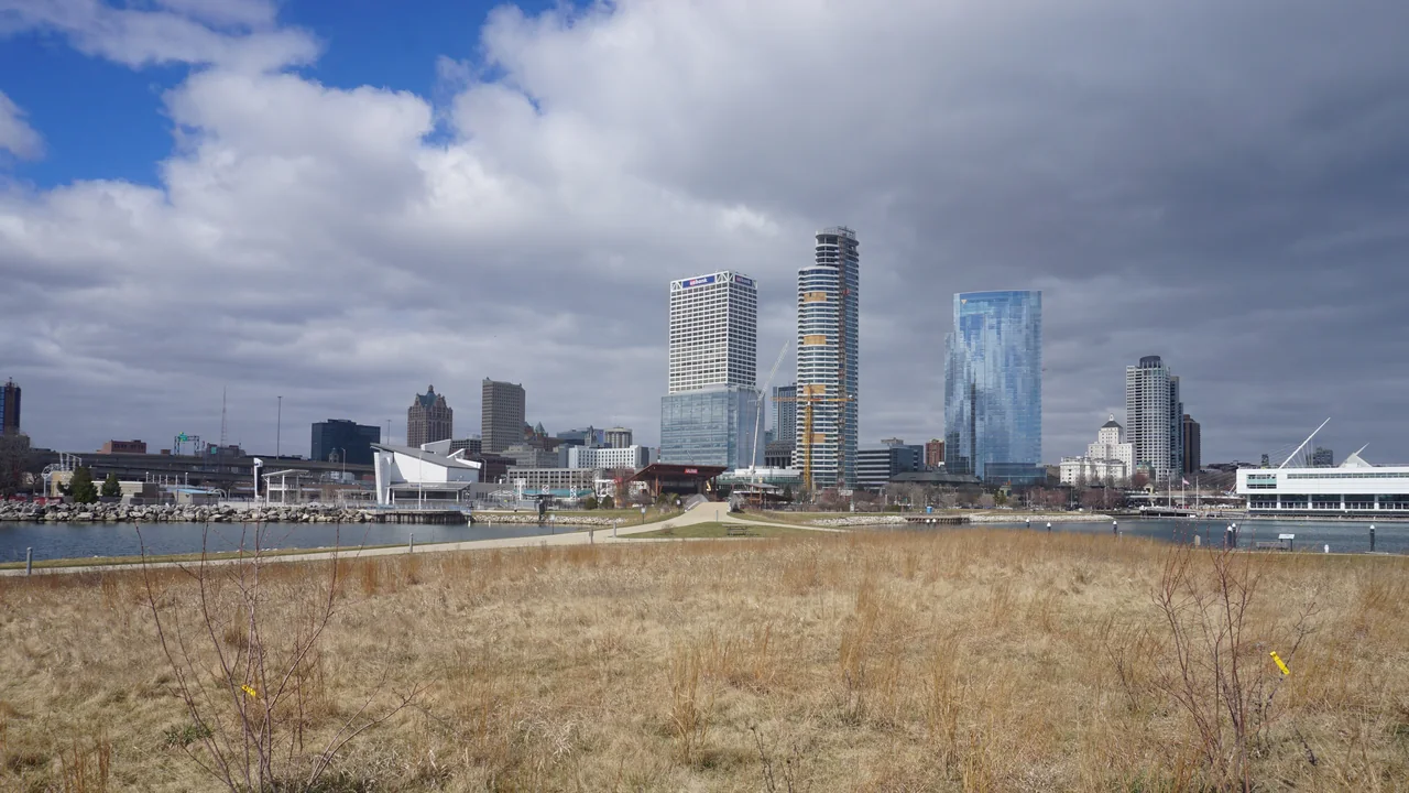 Skyline de Milwaukee junto al lago Míchigan (Wisconsin)