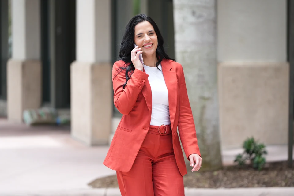 Bettys Sarmiento, cofundadora de B&O Trust Services, hablando por teléfono