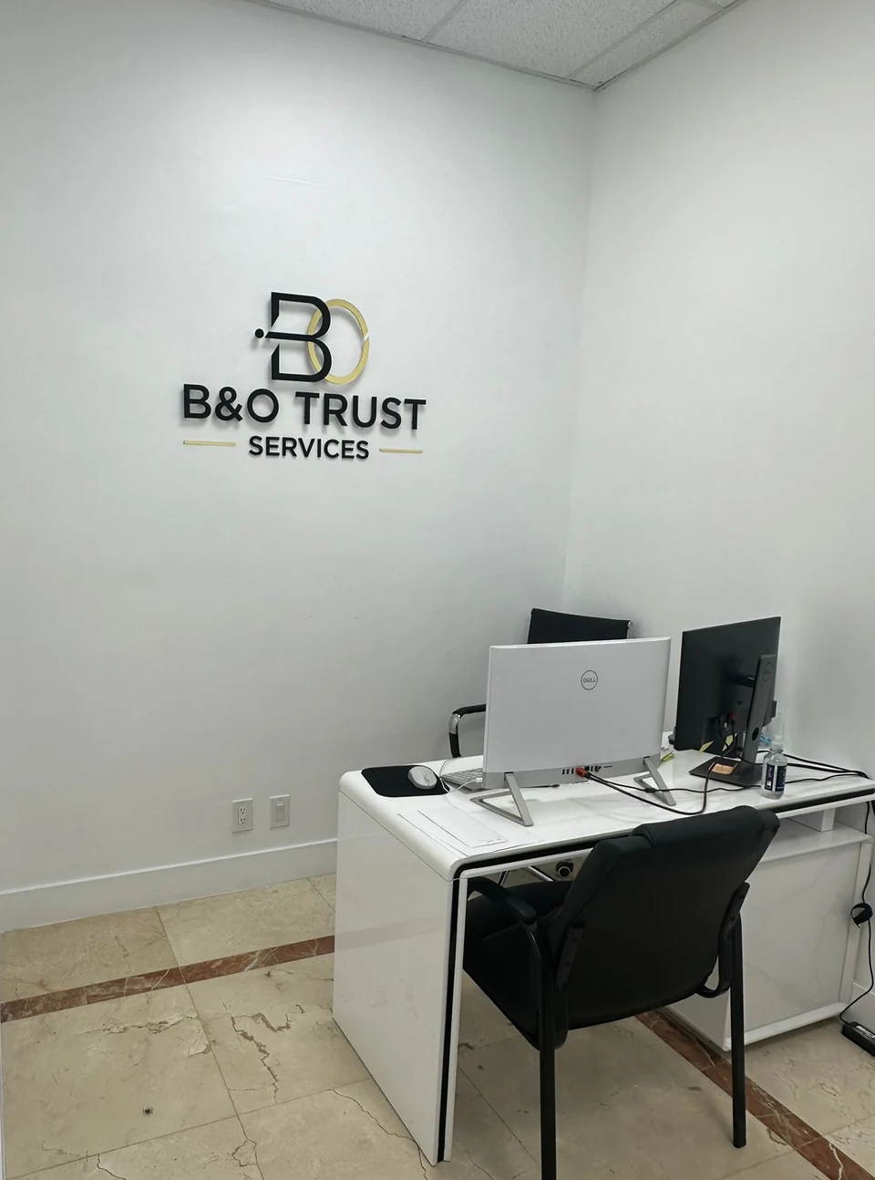 Oficina de B&O Trust Services en Doral con el logotipo en la pared