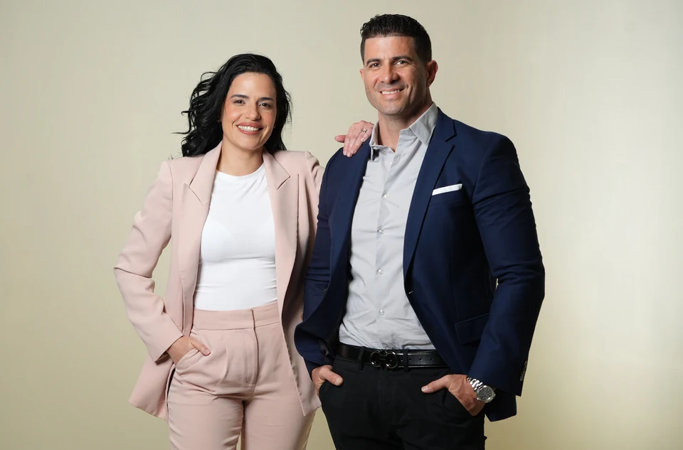 Bettys Sarmiento y Osvaldo Posada sonriendo en su estudio